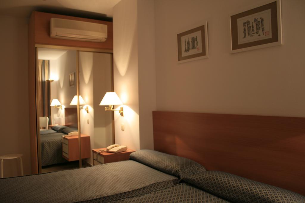 Hotel El Paraiso Калета-де-Велес Номер фото